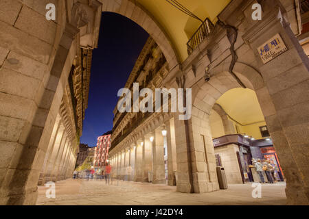 Ciudad Rodrigo Street, einer der Eingänge zur Plaza Mayor. Madrid, Spanien. Stockfoto