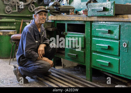 Meister von der Werkstatt, Chisinau, REPUBLIK MOLDAU - 26/08/2015. In Chisinau, Moldawien, Busse und Züge aus der UDSSR Stockfoto