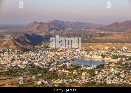 Luftaufnahme von Pushkar, die Stadt mit den Heiligen See und die umliegenden Berge und die Landschaft im ländlichen Raum. Reiseziel in Rajasthan, Indien. Stockfoto
