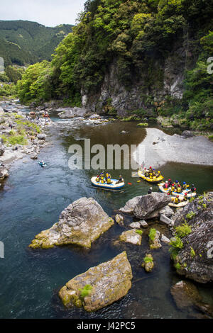 Okutama Rafting - Wildwasser-rafting auf dem Fluss Tama in Okutama.  Fließt von der Quelle in den Bergen in Yamanashi, macht den Tama Fluss seine w Stockfoto