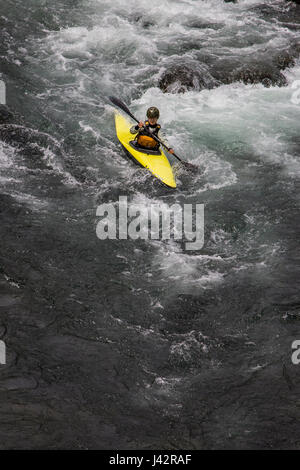 Okutama Rafting - Wildwasser-Rafting auf dem Fluss Tama in Okutama.  Fließt von der Quelle in den Bergen in Yamanashi, macht den Tama Fluss seine w Stockfoto