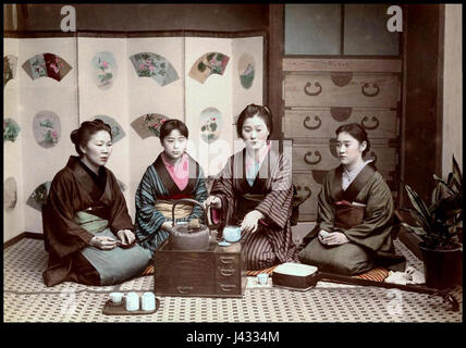 Kusakabe Kimbei vier Frauen Tee trinken Stockfoto