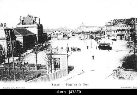 Dieses Bild zeigt eine Szene von „La gare et sa Place CP l'octroi“, einem Bahnhof und dem umliegenden Platz. Der Bahnhof, ein wichtiger Verkehrsknotenpunkt, befindet sich in der Nähe des ehemaligen Mautgebiets (l'octroi), was seine historische Rolle im regionalen Handel anzeigt. Stockfoto