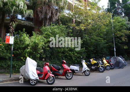 Ausgewiesenen Parkplatz für Motorräder und Roller auf Billyard Avenue, Elizabeth Bay, Sydney, Australien. Stockfoto