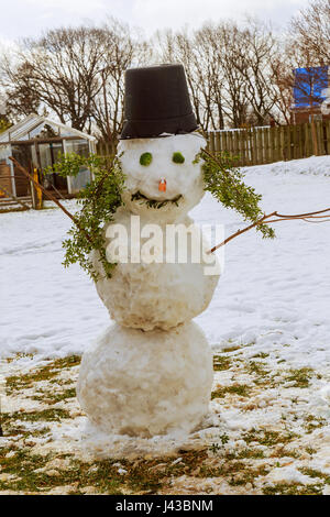 Wir einen Schneemann gebaut und in einen Schal gekleidet. Baba Schnee Bildhauerei mit Schnee Stockfoto