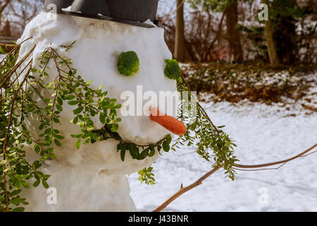 Wir einen Schneemann gebaut und in einen Schal gekleidet. Baba Schnee Bildhauerei mit Schnee Stockfoto