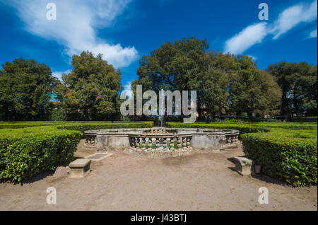 Vignanello, Italien - das Ruspoli-Schloss in der Altstadt des mittelalterlichen Städtchens in Tuscia. Dieser edle Residenz verfügt über einen tollen Garten Stockfoto