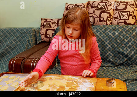 glückliches Mädchen mit Down-Syndrom backt Cookies Kind er Kuchen Stockfoto