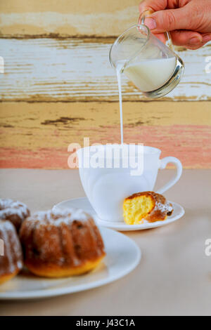 Frischer Kaffee mit Milch in die Tasse mit Cookie hautnah. Selektiven Fokus Stockfoto