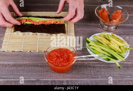 Frau im Hause japanisches Sushi Rollen. Nahaufnahme Stockfoto