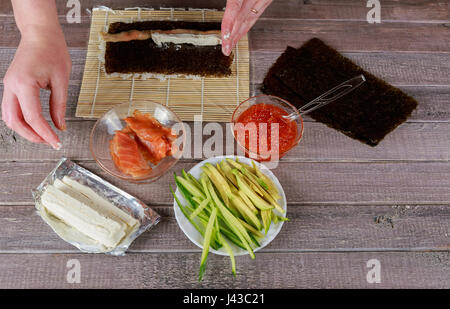 Der Prozess der Herstellung von Sushi und Rollen, Ansicht von oben Stockfoto