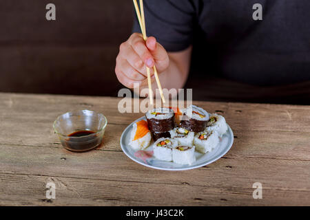 Brötchen in der hand Rollen, Sushi, Lebensmittel Fisch Stäbchen Sushi Asien Stockfoto