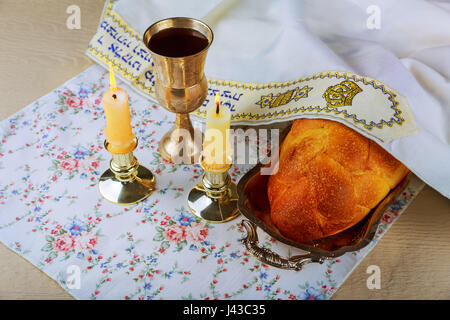 Sabbat-Bild. Challah Brot, Wein und Candela auf Holztisch. Stockfoto