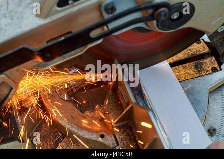 Sägen zum Schneiden von Aluminium Legierung, Nahaufnahme Foto Sägen zum Schneiden von Metall Stockfoto