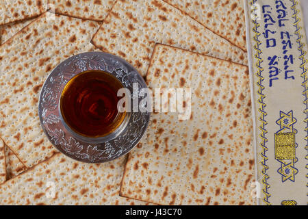 Matzo und Wein in Schale für Pessach-Feier auf dem Holztisch Stockfoto