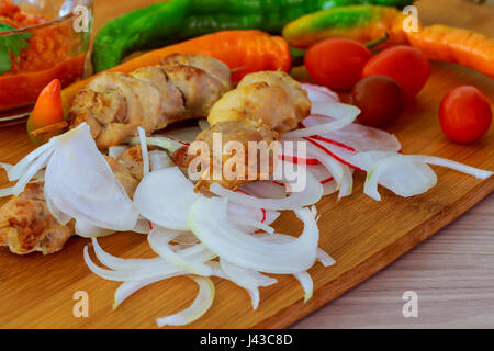 Bar-B-Q oder BBQ mit Kebab zu kochen. Kohle-Grill Hähnchen-Fleisch-Spieße mit Champignons und Paprika. Abendessen grillen Stockfoto
