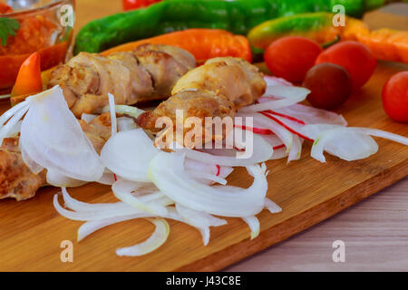 Grill mit lecker gegrilltem Fleisch am Grill Hähnchen Spieße Zwiebel Pfeffer adjika Stockfoto