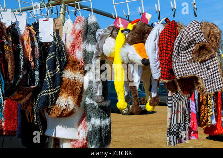 einige verwendet Klamotten auf einem Gestell in einem Flohmarkt Stockfoto