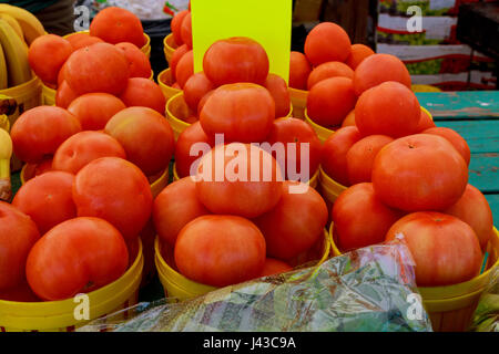 Frisch vom Bauernhof Kreide Board Zeichen Display mit Körben voller lokal angebaute rote Tomaten auf lokalen Farmers market Stockfoto