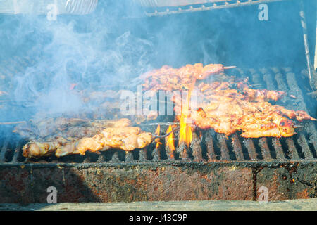 frischen Döner bereitet auf das Feuer im Freien grillen Feuer Rauch Stockfoto