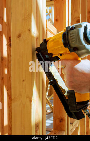 Auftragnehmer Bauarbeiter setzen in einer Innenwand Nagler Trennwand für die erste Etage an einem neuen Projekt Hausbau Stockfoto
