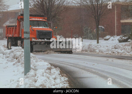 Schnee-Entferner LKW Reinigung Stadtstraßen in arktischen Schneesturm Blizzard, Gebläse, weht, Auto, Stockfoto