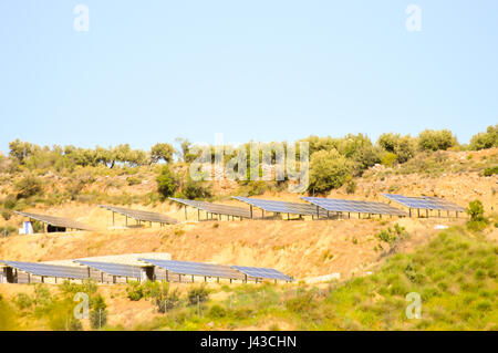 Photovoltaik-Panels auf einem Berg im Zentrum von Kreta Stockfoto