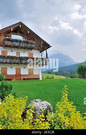 Sommer-Dorf im Val Gardena Süd Tirol, Dolomiten Berge, Italien Stockfoto