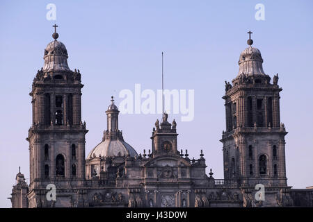 Die Metropolitan-Kathedrale Mariä Himmelfahrt der allerseligsten Jungfrau Maria in den Himmel (Spanisch: Catedral Metropolitana De La Asunción De La Santísima Virgen María ein Los Cielos) die größte Kathedrale in Amerika und Sitz der römisch-katholischen Erzdiözese von Mexiko befindet sich an der Plaza De La Constitución oder Zocalo in Downtown Mexico City-Hauptstadt von Mexiko Stockfoto