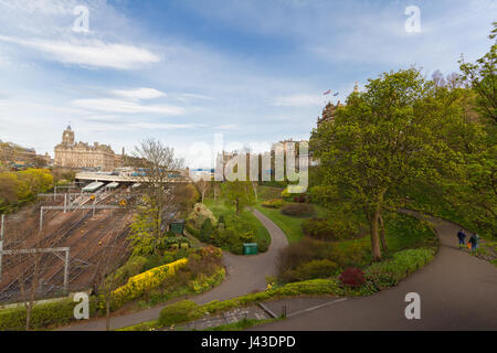 Edinburgh, Schottland-Skyline mit Princess Street Gardens, Waverly Bahnhof im Blick auf einen schönen Frühling Nachmittag Stockfoto