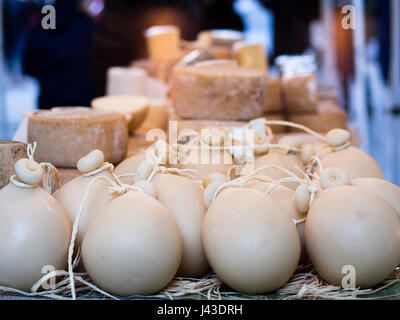 Gicht Käse Hersteller verkaufen die europäischen Nationen Street Food Festival in Cremona, Lombardei, Italien, kann 2017 Stockfoto