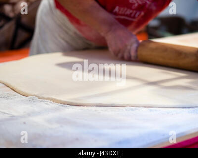 Kurtoskalacs ungarische süße Brötchen machen und Grillen auf dem europäischen Nationen Street Food Festival in Cremona, kann Lombardei, Italien, 2017 Stockfoto