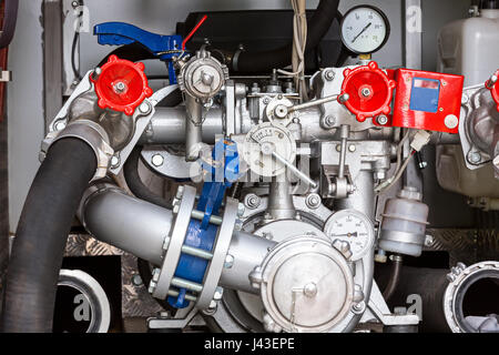 Control Panel mit Manometer auf Feuerwehrauto Stockfoto