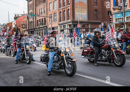 Ein Konvoi von erfahrenen Bikern in Nashville Veterans' Day Parade Stockfoto