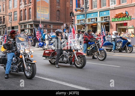 Ein Konvoi von erfahrenen Bikern in Nashville Veterans' Day Parade Stockfoto