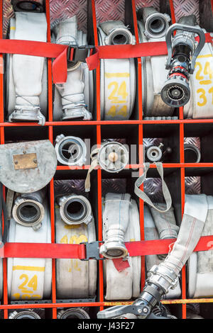 Fach von Feuerwehrschläuchen auf ein Feuerwehrauto aufgerollt Stockfoto