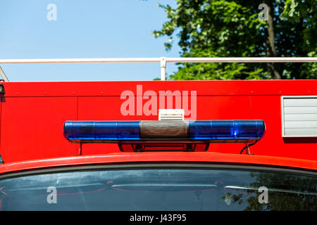 blaue blinkende Lichter und Sirene auf ein Feuerwehrauto Stockfoto