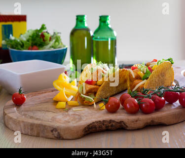 Mexikanische Tacos und Bier auf eine Arbeitsplatte präsentiert. Stockfoto