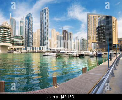 DUBAI, Vereinigte Arabische Emirate - 22. März 2017: Die Promenade von Marina und Yachten. Stockfoto