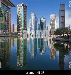 DUBAI, Vereinigte Arabische Emirate - 22. März 2017: The Jumeirah Lake towers Stockfoto