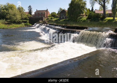 Wasser über das Wehr auf dem Fluß Ure, Boroughbridge, North Yorkshire, England, UK Stockfoto