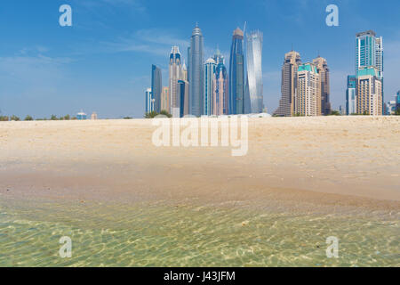 DUBAI, Vereinigte Arabische Emirate - 28. März 2017: The Marina erhebt sich vom Strand entfernt. Stockfoto