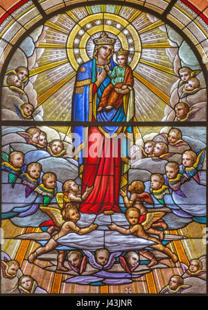 TURIN, Italien - 16. März 2017: Die Madonna in der Glasmalerei der Kirche Chiesa di San Massimo von prof. Mario Barbieris (1949) entworfen. Stockfoto