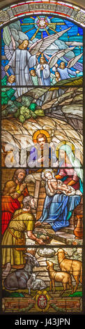 TURIN, Italien - 16. März 2017: Die Anbetung der Hirten in die Glasmalereien der Kirche Chiesa di San Massimo von prof. Mario Barbieris entworfen. Stockfoto