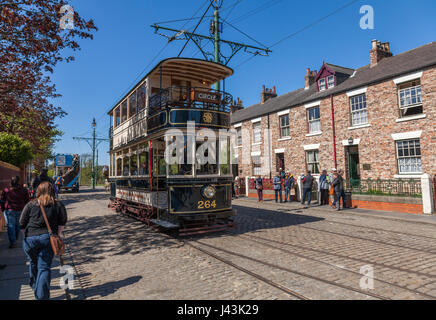 Eine Straßenbahn macht es Weg nach unten den alten altmodisch Straße bei Beamish Museum, England, UK Stockfoto