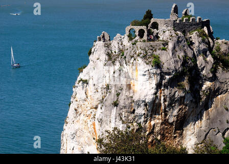 Die Reste der alten Burg von Duino bei Triest. Die ersten befestigte Kern des Schlosses Duino erhebt sich im 11. Jahrhundert auf einem Felsvorsprung über dem Meer und vor dem neuen Schloss. Ruinen sind durch einen Weg und eine Zugbrücke erreichbar. Die alte Dame Schloss knüpft an die Legende der weißen Frau. Stockfoto