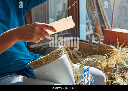 Esparto Halfah Rasen Handwerk Handwerker Hände arbeiten Stockfoto