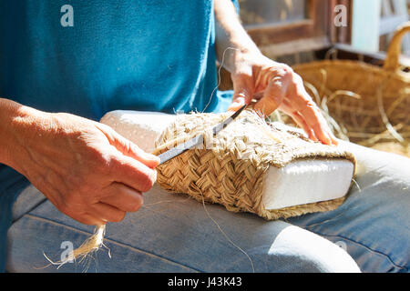 Esparto Halfah Rasen Handwerk Handwerker Hände arbeiten Stockfoto