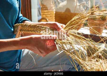 Esparto Halfah Rasen Handwerk Handwerker Hände arbeiten Stockfoto