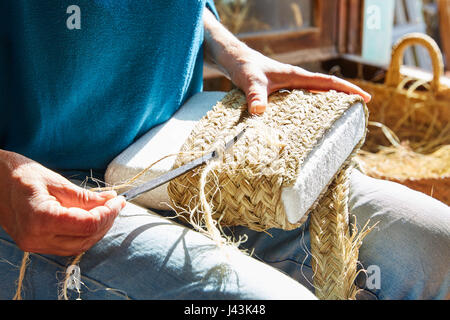 Esparto Halfah Rasen Handwerk Handwerker Hände arbeiten Stockfoto